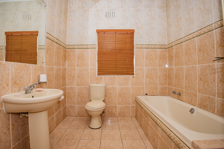 To Let 3 Bedroom Property for Rent in Loevenstein Western Cape